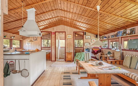 Antomine - 500M from the Sea: Bois, Chalet, Plafond, Dur, Tache De Bois, Cabane En Rondins, Porche, Planche, Lumber