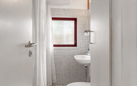 Antomine - 500M from the Sea: Mur, Sol, Luminaire Plomberie, Salle De Bains, Sol, Design Intérieur, Lavabo, Évier, Plafond, Pièce