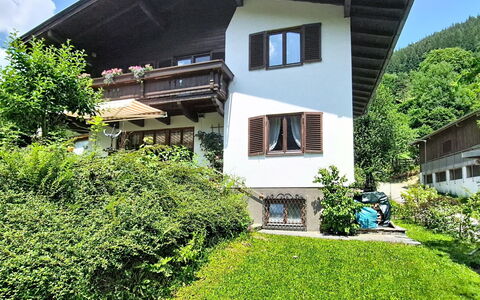 Alpenhit Zell am See: Bâtiment, Maison, Domicile, Arbuste, Chalet, Toit, Zone Rurale, Couverture De Sol, Pente