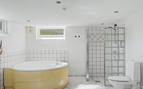 Hjort - 80M from the Sea: Salle De Bains, Luminaire Plomberie, Sol, Baignoire, Design Intérieur, Sol, Plomberie, Tuile, Douche, Robinet