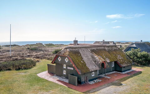 Antonetta - 80M from the Sea: Bâtiment, Maison, Fenêtre, Domicile, Toit, Zone Résidentielle, Arbuste, Chalet, Lot Terre