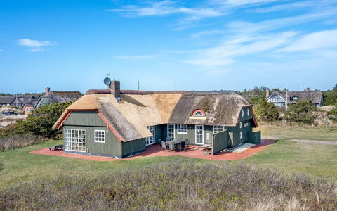 Antonetta - 80M from the Sea: Bâtiment, Maison, Fenêtre, Domicile, Toit, Zone Résidentielle, Arbuste, Chalet, Lot Terre