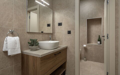 Orso: Lavabo, Sol, Sol, Luminaire Plomberie, Mur, Design Intérieur, Évier, Salle De Bains, Armoire De Toilette, Comptoir