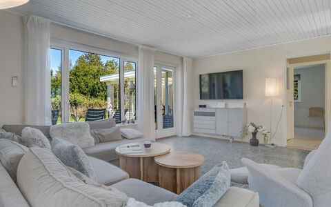 Ileana - 250M from the Sea: Sol, Sol, Design Intérieur, Plafond, Domicile, Canapé, Salon, Moulage, Parquet