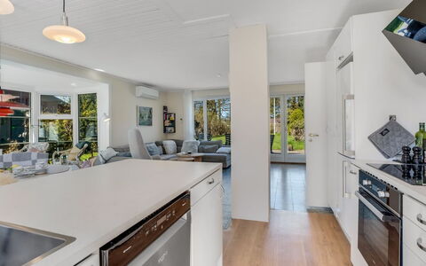 Ileana - 250M from the Sea: Cuisine, Design Intérieur, Comptoir, Bois, Plafond, Sol, Sol, Appareil De Cuisine, Domicile, Principaux Appliance