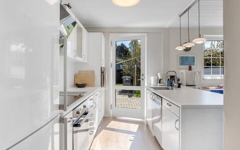 Ileana - 250M from the Sea: Cuisine, Comptoir, Appareil De Cuisine, Design Intérieur, Sol, Cabinetry, Luminaire, Meubles, Principaux Appliance, Plafond
