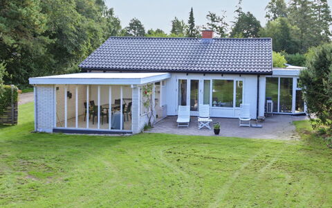 Ileana - 250M from the Sea: Herbe, Toit, Maison, Domicile, Arbuste, Porche, Chalet, Jardin, Biens, Ferme