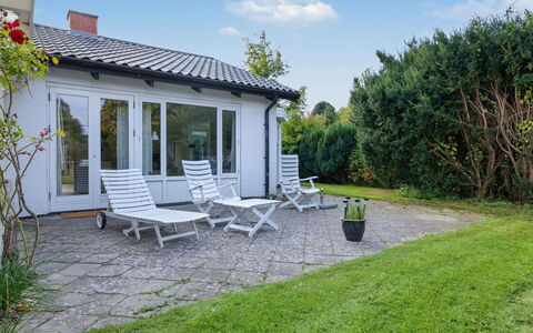 Ileana - 250M from the Sea: Maison, Domicile, Arbuste, Toit, Chalet, Lot Terre, Porte, Jardin, Ombre, Biens