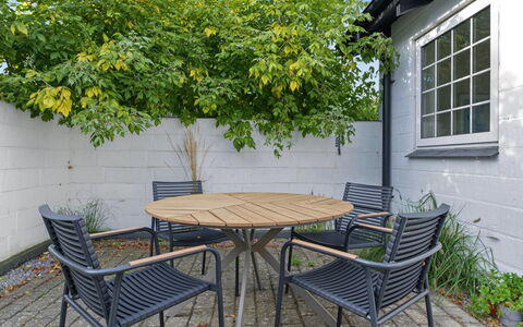 Ileana - 250M from the Sea: Mobilier De Jardin, Meubles, Tableau De Plein Air, Chaise, Jardin, Ombre, Patio, Arrière-Cour, Table Cuisine Et Salle A Manger, Cour