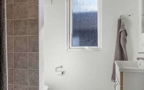 Finwith - 600M from the Sea: Mur, Luminaire Plomberie, Salle De Bains, Design Intérieur, Sol, Plomberie, Sol, Composite, Verre