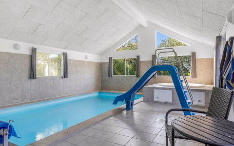 Finwith - 600M from the Sea: Piscine, Sol, Sol, Plafond, Composite, Recours, Ombre, Conception, Hôtel, Chaise