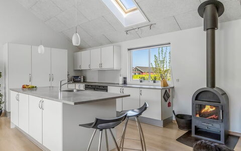 Finwith - 600M from the Sea: Sol, Plafond, Design Intérieur, Éclairage, Cuisine, Sol, Luminaire, Électroménager, Comptoir, Pièce