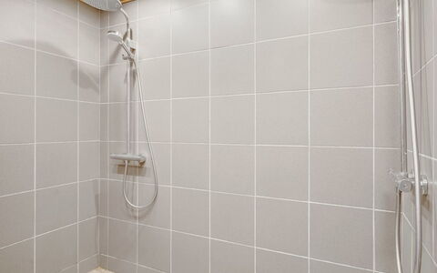 Brunetta - 200M to the Fjord: Sol, Tete De Douche, Douche, Plafond, Sol, Salle De Bains, Luminaire Plomberie, Bar De Douche, Panneau De Douche, Plomberie