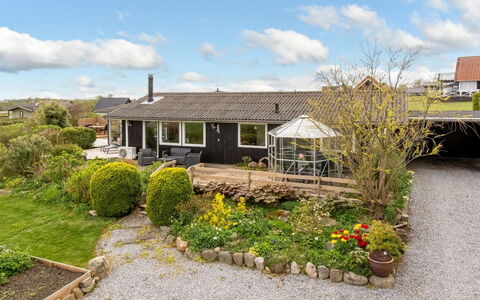 Brunetta - 200M to the Fjord: Maison, Toit, Arbuste, Domicile, Architecture, Chalet, Zone Résidentielle, Jardin, Lot Terre