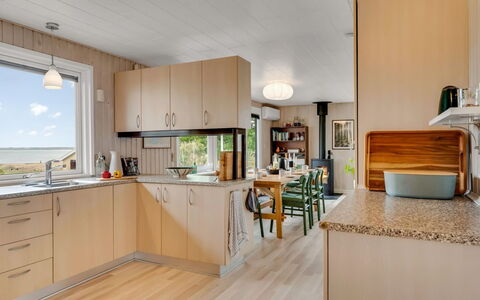 Brunetta - 200M to the Fjord: Cuisine, Comptoir, Design Intérieur, Meubles, Appareil De Cuisine, Bois, Sol, Sol, Plafond, Cabinetry