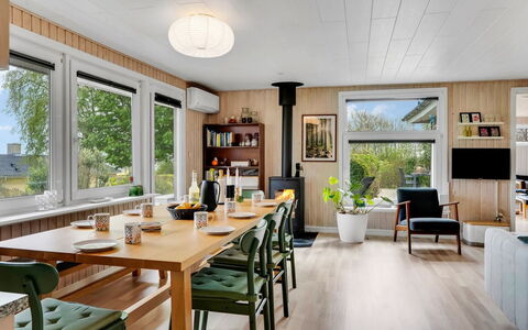 Brunetta - 200M to the Fjord: Meubles, Design Intérieur, Sol, Bois, Luminaire, Plafond, Table, Sol, Chaise, Salle À Manger