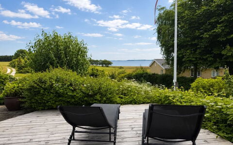 Brunetta - 200M to the Fjord: Toit, Maison, Domicile, Chalet, Porte, Siding, Plate-Forme, Porche, Planche, Dur