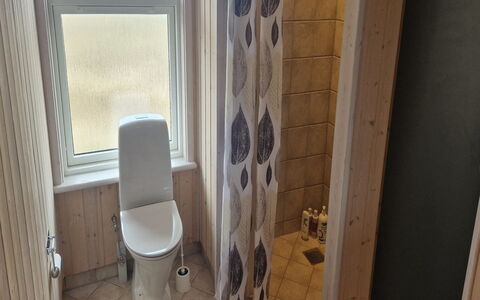 Hildegarda - 300M from the Sea: Siège De Toilette, Luminaire Plomberie, Sol, Toilette, Sol, Salle De Bains, Plomberie, Pièce, Tuile, Tache De Bois
