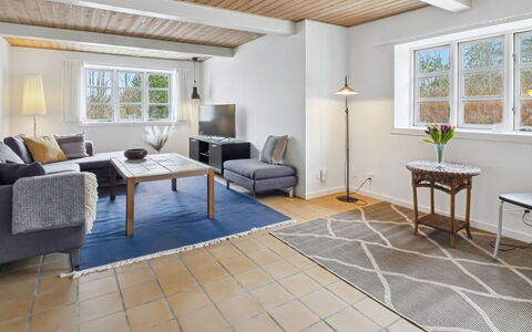 Munibert - 3.8Km from the Sea: Sol, Design Intérieur, Canapé, Meubles, Sol, Plafond, Bois, Salon, Pièce, Parquet