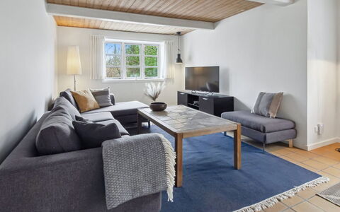 Munibert - 3.8Km from the Sea: Canapé, Design Intérieur, Sol, Bois, Meubles, Sol, Salon, Plafond, Domicile, Pièce
