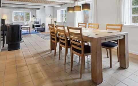 Munibert - 3.8Km from the Sea: Meubles, Sol, Design Intérieur, Sol, Bois, Table, Parquet, Table Cuisine Et Salle A Manger, Salle À Manger, Chaise