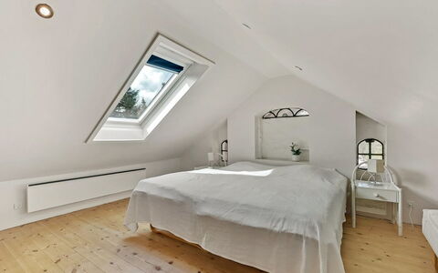 Munibert - 3.8Km from the Sea: Chambre, Plafond, Bois, Lit, Design Intérieur, Sol, Sol, Grenier, Meubles, Éclairage