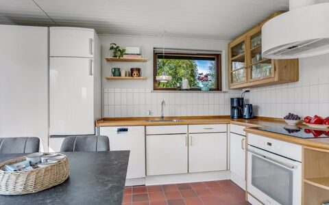 Tjerk - 900M from the Sea: Cuisine, Sol, Comptoir, Design Intérieur, Appareil De Cuisine, Bois, Sol, Cabinetry, Meubles, Principaux Appliance