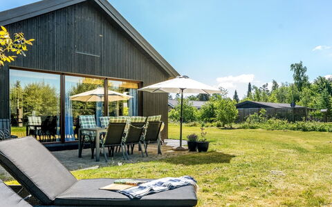 Tjerk - 900M from the Sea: Toit, Maison, Domicile, Chalet, Porte, Siding, Plate-Forme, Porche, Planche, Dur