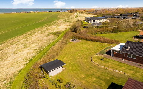 Jale - 500M to the Fjord: Jardin, Couverture De Sol, Tronc, Printemps, Pelouse, Arrière-Cour, Ombre, Cour, Aménagement Paysager, Caractéristique De L'Eau