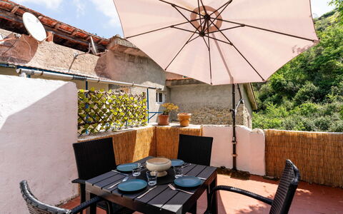 Torri House: Zone Résidentielle, Établissements Humains, Appartement, Condominium, Piscine, Recours, Mobilier De Jardin, Hôtel, Ville Resort, Vacances