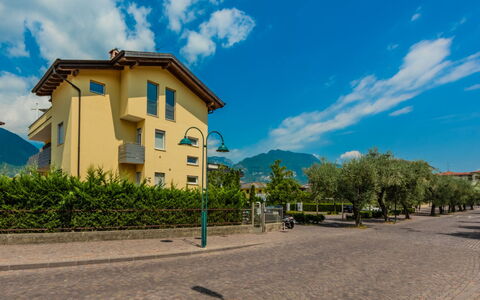 Riva Olive: Zone Résidentielle, Domicile, Banlieue, Balcon, Villa, Hôtel