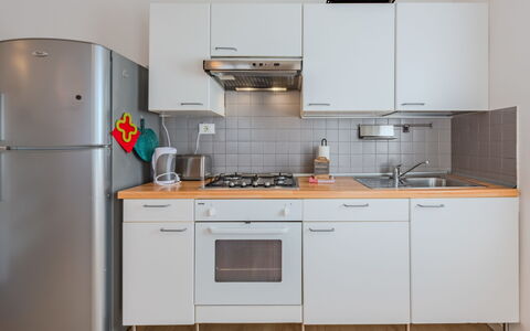 Riva Olive: Appareil De Cuisine, Cuisine, Comptoir, Principaux Appliance, Cabinetry, Evier, Design Intérieur, Cuisinière, Sol, Bois
