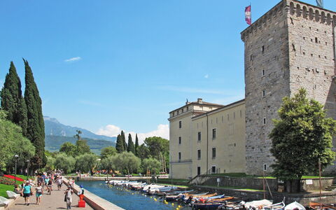 Riva Olive: L'Eau, Cours D'Eau, Voie Navigable, Canal, Banque, Lac, Attraction Touristique, Canal, Château, Bateau