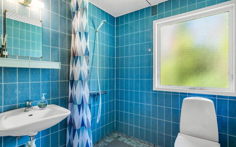 Erk - from the Sea: Bleu, Salle De Bains, Luminaire Plomberie, Sol, Sol, Design Intérieur, Toilette, Plomberie, Tuile, Composite