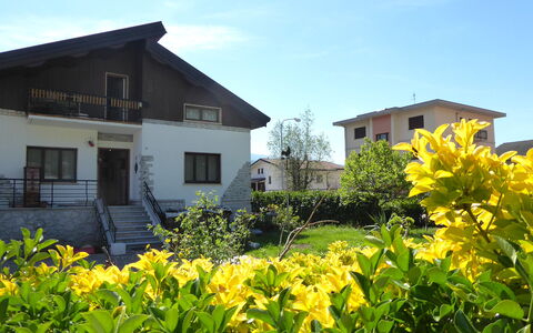 House Angy: Bâtiment, Maison, Zone Résidentielle, Arbuste, Domicile, Chalet, Jardin, Biens, Banlieue, Pelouse
