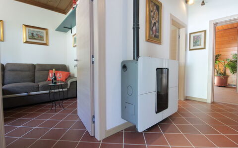 House Angy: Sol, Sol, Électroménager, Pièce, Machine, Plante D'Appartement, Tache De Bois, Principaux Appliance, Tuile, Parquet