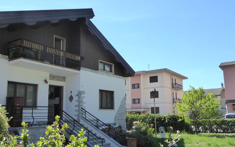 House Angy: Bâtiment, Fenêtre, Maison, Zone Résidentielle, Domicile, Architecture, Toit, Porte, Établissements Humains, Chalet