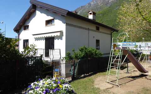 House Angy: Maison, Domicile, Toit, Chalet, Porte, Porche, Ombre, Cour, Balcon, Ferme