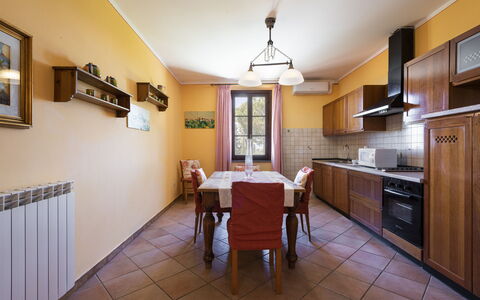 Villa Quintino: Design Intérieur, Plafond, Sol, Meubles, Sol, Pièce, Table Cuisine Et Salle A Manger, Chaise, Salle À Manger, Tache De Bois