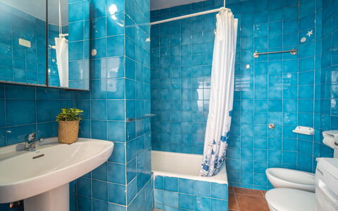 Cas Bufador: Bleu, Sol, Salle De Bains, Luminaire Plomberie, Design Intérieur, Sol, Tuile, Lavabo, Plomberie, Robinet