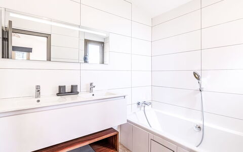 Mare Serena: Salle De Bains, Sol, Luminaire Plomberie, Design Intérieur, Sol, Robinet, Plomberie, Armoire De Toilette, Baignoire, Évier