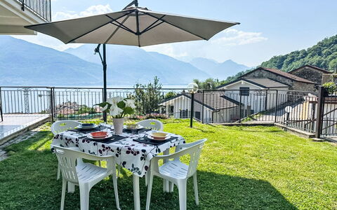 Riflessi del Lario: Montagne, Colline, Chaîne De Montagnes, Mobilier De Jardin, Station De Montagne, Balcon, Porche, Chaise, Ombre, Crête