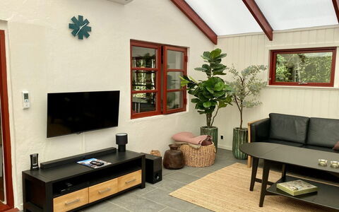 Jooseppi - 4.8Km from the Sea: Meubles, Design Intérieur, Mur, Sol, Bois, Plafond, Sol, Pièce, Éclairage, Salon