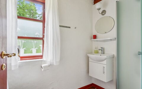 Jooseppi - 4.8Km from the Sea: Mur, Luminaire Plomberie, Lavabo, Bois, Salle De Bains, Sol, Évier, Design Intérieur, Sol, Toilette