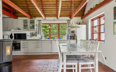 Jooseppi - 4.8Km from the Sea: Meubles, Sol, Bois, Plafond, Design Intérieur, Sol, Cuisine, Domicile, Chaise, Pièce