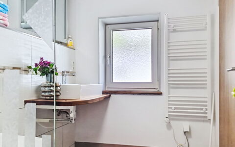 Loidl: Sol, Design Intérieur, Sol, Luminaire Plomberie, Appartement, Plomberie, Salle De Bains, Robinet, Plante D'Appartement, Couvre-Fenêtres