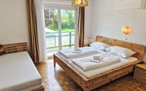 Haus Kühnsdorf: Meubles, Bois, Chambre, Lit, Design Intérieur, Sol, Sol, Literie, Drap De Lit, Cadre De Lit