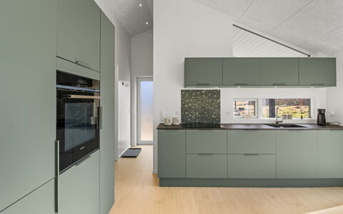 Junis - 900M from the Sea: Cuisine, Design Intérieur, Sol, Comptoir, Plafond, Principaux Appliance, Cabinetry, Appareil De Cuisine, Sol, Cuisinière