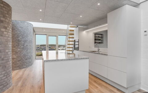 Eicke - 20M from the Sea: Sol, Bois, Plafond, Sol, Design Intérieur, Cuisine, Comptoir, Luminaire, Parquet, Cabinetry