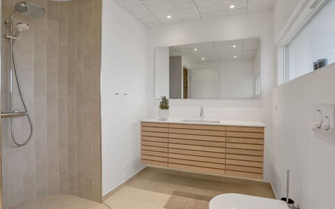 Eicke - 20M from the Sea: Sol, Design Intérieur, Sol, Mur, Luminaire Plomberie, Bois, Armoire De Toilette, Plafond, Salle De Bains, Évier